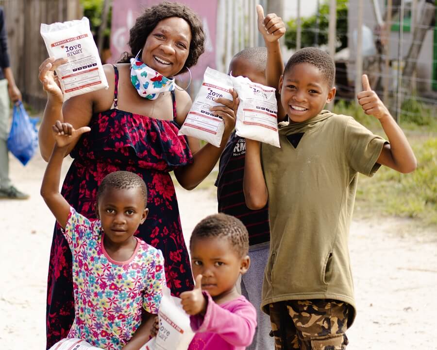 Love Story porridge handover in Walmer Township 4x5